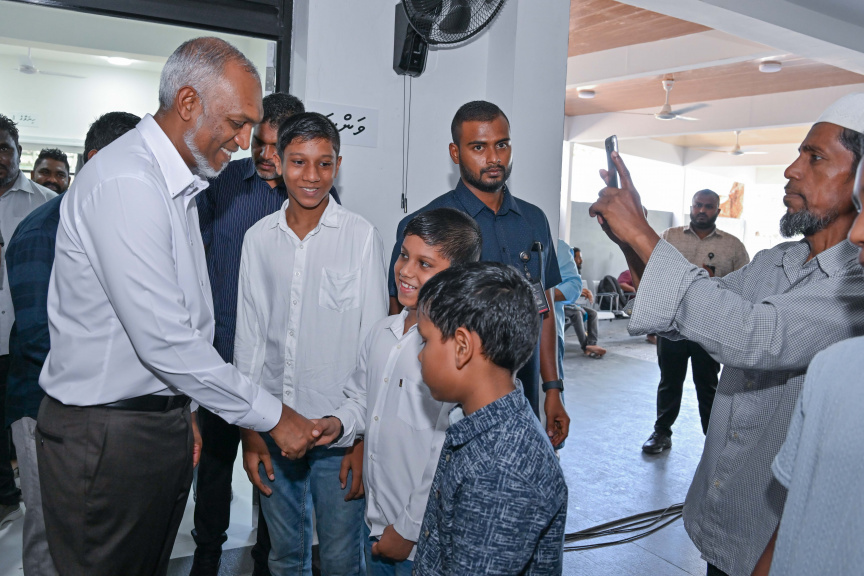 ރައީސް އާސަހަރާ ހުޅުއްވައިދެއްވުން: ރައީސް އާސަހަރާ ބައްލަވައިލައްވައި، މީހުންނާ ބައްދަލުކުރެއްވި -- ފޮޓޯ/ ރައީސް އޮފީސް  