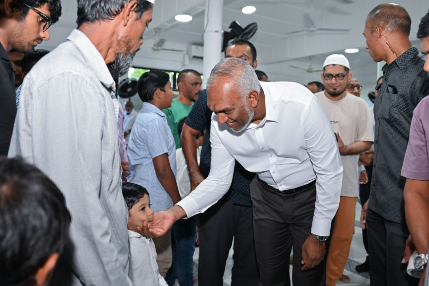 ރައީސް އާސަހަރާ ހުޅުއްވައިދެއްވުން: ރައީސް އާސަހަރާ ބައްލަވައިލައްވައި، މީހުންނާ ބައްދަލުކުރެއްވި -- ފޮޓޯ/ ރައީސް އޮފީސް  