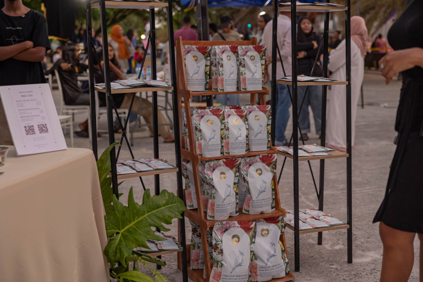 ބައިނަލްއަގުވާމީ ޖަނަވާރުގެ ދުވަސް ފާހަގަކުރުމަށް ބޭއްވި ފެއާގެ ތެރެއިން: މި ފެއާގައި އޮޅު ޖަނަވާރަށް ޚާއްސަ ތަކެތި ހިމެނޭ ސްޓޯލްތައް ބަހައްޓާފައި ހުރި -- ސަން ފޮޓޯ/ އަމަން ލަތީފް