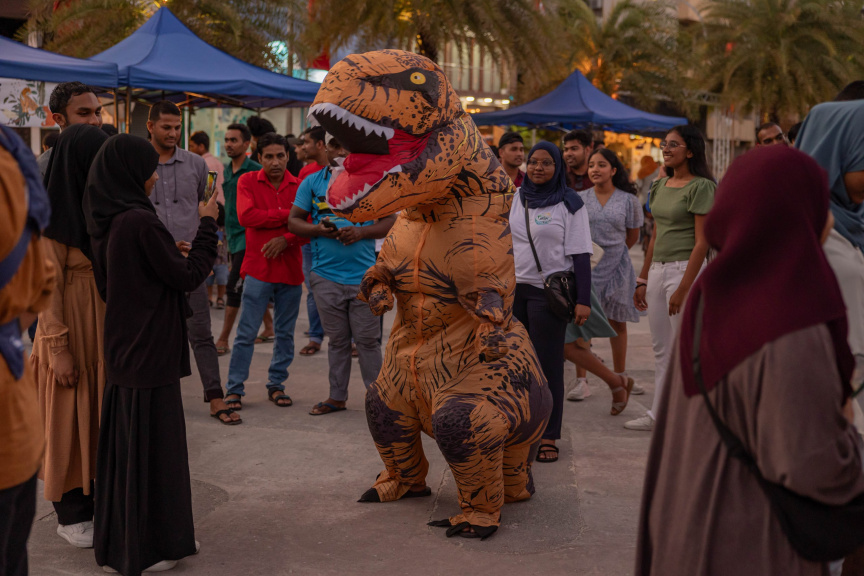 ބައިނަލްއަގުވާމީ ޖަނަވާރުގެ ދުވަސް ފާހަގަކުރުމަށް ބޭއްވި ފެއާގެ ތެރެއިން: އާޓިފިޝަލް ބީޗުގައި ބޭއްވި އެ ފެއާގައި ކުޑަކުދިން ޝައުގުވެރިވާ ފަދަ ހަރަކާތްތައް ބޭއްވި -- ސަން ފޮޓޯ/ އަމަން ލަތީފް