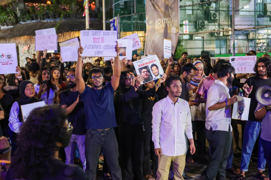 23 އޭޕްރީލް 2025: ވެއްޓުނު އަންހެން ކުއްޖާއަށް އިންސާފު ހޯދައިދޭން ގޮވާލައި ޒުވާނުން މަގުމައްޗަށް: ހެންވޭރު ކޮޅުގައި ހުންނަ، ކްރިމިނަލް އިންވެސްޓިގޭޝަން ބިލްޑިން ކައިރިއަށް ގިނަ އަދަދެއްގެ ޒުވާނުން އެއްވެ އަޑުއުފުލި -- ސަން ފޮޓޯ/ މޫސާ ނަދީމް