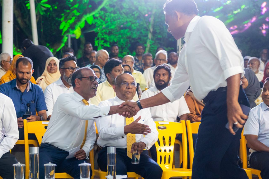 ނަޝީދާއި ޑިމޮކްރެޓްސްގެ ބޭފުޅުންނަށް މަރުހަބާ ކިޔަން އެމްޑީޕީން ބޭއްވި ޖަލްސާ: ދެ އަހަރަށް ފަހު ނަޝީދު ވަނީ އެނބުރި އެމްޑީޕީއަށް ގުޅިފައި -- ސަން ފޮޓޯ/ މޫސާ ނަދީމް