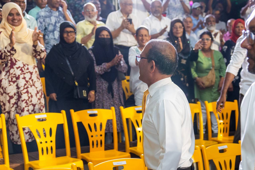 ނަޝީދާއި ޑިމޮކްރެޓްސްގެ ބޭފުޅުންނަށް މަރުހަބާ ކިޔަން އެމްޑީޕީން ބޭއްވި ޖަލްސާ: ދެ އަހަރަށް ފަހު ނަޝީދު ވަނީ އެނބުރި އެމްޑީޕީއަށް ގުޅިފައި -- ސަން ފޮޓޯ/ މޫސާ ނަދީމް