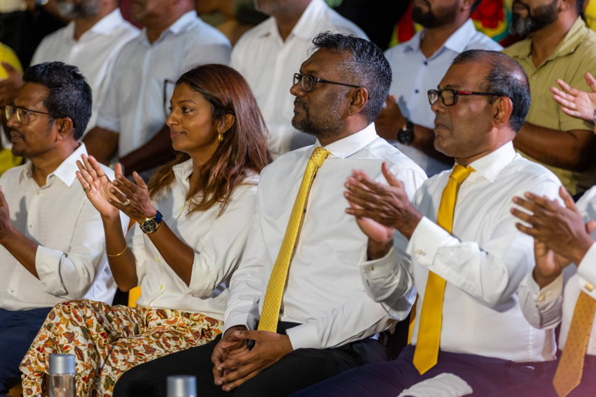 ނަޝީދާއި ޑިމޮކްރެޓްސްގެ ބޭފުޅުންނަށް މަރުހަބާ ކިޔަން އެމްޑީޕީން ބޭއްވި ޖަލްސާ: ދެ އަހަރަށް ފަހު ނަޝީދު ވަނީ އެނބުރި އެމްޑީޕީއަށް ގުޅިފައި -- ސަން ފޮޓޯ/ މޫސާ ނަދީމް