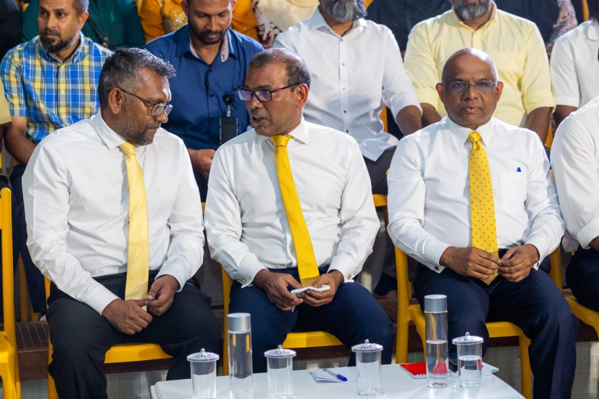 ނަޝީދާއި ޑިމޮކްރެޓްސްގެ ބޭފުޅުންނަށް މަރުހަބާ ކިޔަން އެމްޑީޕީން ބޭއްވި ޖަލްސާ: ދެ އަހަރަށް ފަހު ނަޝީދު ވަނީ އެނބުރި އެމްޑީޕީއަށް ގުޅިފައި -- ސަން ފޮޓޯ/ މޫސާ ނަދީމް