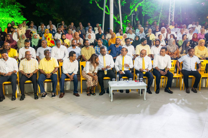 ނަޝީދާއި ޑިމޮކްރެޓްސްގެ ބޭފުޅުންނަށް މަރުހަބާ ކިޔަން އެމްޑީޕީން ބޭއްވި ޖަލްސާ: ދެ އަހަރަށް ފަހު ނަޝީދު ވަނީ އެނބުރި އެމްޑީޕީއަށް ގުޅިފައި -- ސަން ފޮޓޯ/ މޫސާ ނަދީމް