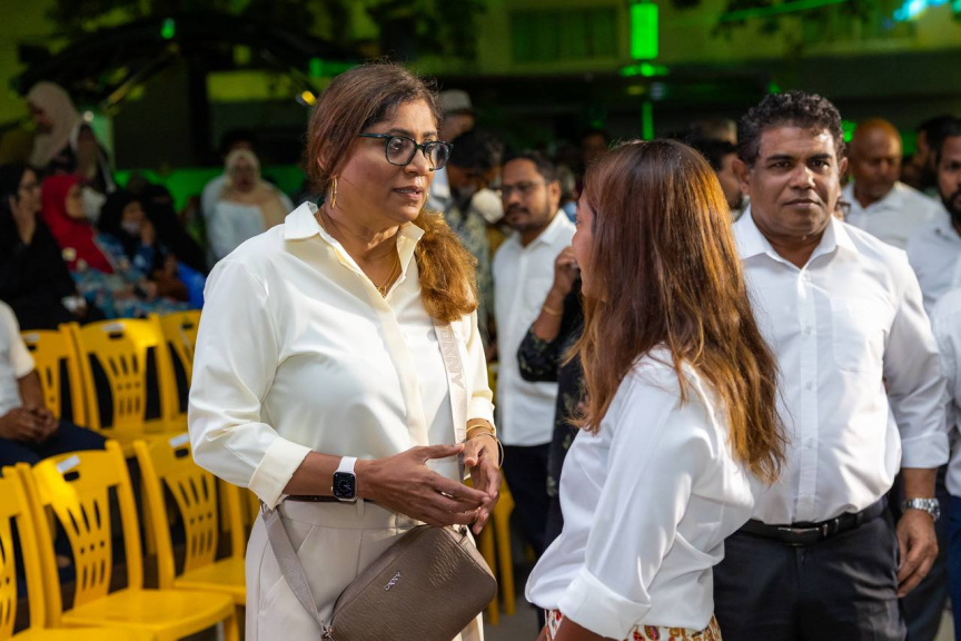 ނަޝީދާއި ޑިމޮކްރެޓްސްގެ ބޭފުޅުންނަށް މަރުހަބާ ކިޔަން އެމްޑީޕީން ބޭއްވި ޖަލްސާ: ދެ އަހަރަށް ފަހު ނަޝީދު ވަނީ އެނބުރި އެމްޑީޕީއަށް ގުޅިފައި -- ސަން ފޮޓޯ/ މޫސާ ނަދީމް