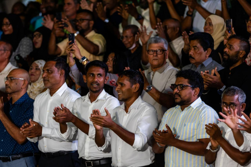 ނަޝީދާއި ޑިމޮކްރެޓްސްގެ ބޭފުޅުންނަށް މަރުހަބާ ކިޔަން އެމްޑީޕީން ބޭއްވި ޖަލްސާ: ދެ އަހަރަށް ފަހު ނަޝީދު ވަނީ އެނބުރި އެމްޑީޕީއަށް ގުޅިފައި -- ސަން ފޮޓޯ/ މޫސާ ނަދީމް