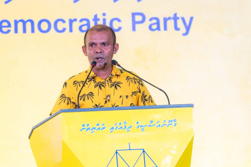 ނަޝީދާއި ޑިމޮކްރެޓްސްގެ ބޭފުޅުންނަށް މަރުހަބާ ކިޔަން އެމްޑީޕީން ބޭއްވި ޖަލްސާ: ދެ އަހަރަށް ފަހު ނަޝީދު ވަނީ އެނބުރި އެމްޑީޕީއަށް ގުޅިފައި -- ސަން ފޮޓޯ/ މޫސާ ނަދީމް