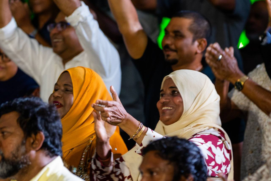 ނަޝީދާއި ޑިމޮކްރެޓްސްގެ ބޭފުޅުންނަށް މަރުހަބާ ކިޔަން އެމްޑީޕީން ބޭއްވި ޖަލްސާ: ދެ އަހަރަށް ފަހު ނަޝީދު ވަނީ އެނބުރި އެމްޑީޕީއަށް ގުޅިފައި -- ސަން ފޮޓޯ/ މޫސާ ނަދީމް