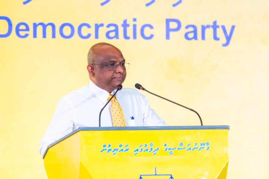 ނަޝީދާއި ޑިމޮކްރެޓްސްގެ ބޭފުޅުންނަށް މަރުހަބާ ކިޔަން އެމްޑީޕީން ބޭއްވި ޖަލްސާ: ދެ އަހަރަށް ފަހު ނަޝީދު ވަނީ އެނބުރި އެމްޑީޕީއަށް ގުޅިފައި -- ސަން ފޮޓޯ/ މޫސާ ނަދީމް