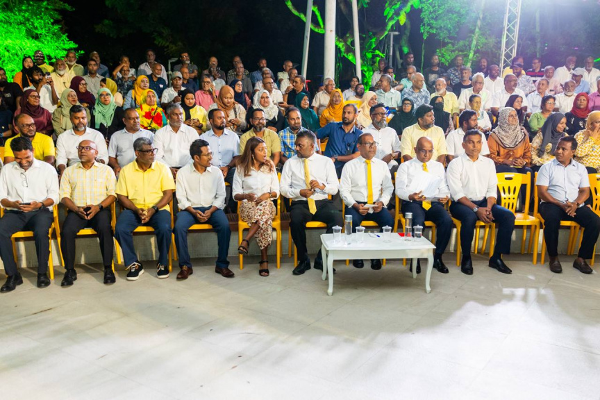 ނަޝީދާއި ޑިމޮކްރެޓްސްގެ ބޭފުޅުންނަށް މަރުހަބާ ކިޔަން އެމްޑީޕީން ބޭއްވި ޖަލްސާ: ދެ އަހަރަށް ފަހު ނަޝީދު ވަނީ އެނބުރި އެމްޑީޕީއަށް ގުޅިފައި -- ސަން ފޮޓޯ/ މޫސާ ނަދީމް