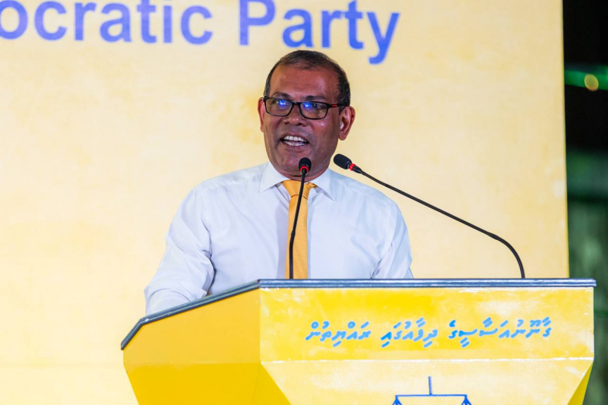 ނަޝީދާއި ޑިމޮކްރެޓްސްގެ ބޭފުޅުންނަށް މަރުހަބާ ކިޔަން އެމްޑީޕީން ބޭއްވި ޖަލްސާ: ދެ އަހަރަށް ފަހު ނަޝީދު ވަނީ އެނބުރި އެމްޑީޕީއަށް ގުޅިފައި -- ސަން ފޮޓޯ/ މޫސާ ނަދީމް