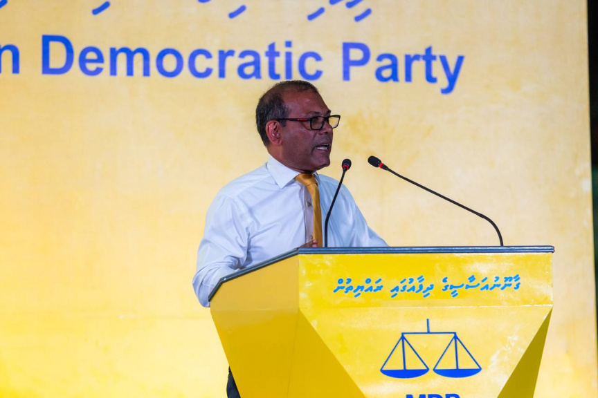 ނަޝީދާއި ޑިމޮކްރެޓްސްގެ ބޭފުޅުންނަށް މަރުހަބާ ކިޔަން އެމްޑީޕީން ބޭއްވި ޖަލްސާ: ދެ އަހަރަށް ފަހު ނަޝީދު ވަނީ އެނބުރި އެމްޑީޕީއަށް ގުޅިފައި -- ސަން ފޮޓޯ/ މޫސާ ނަދީމް