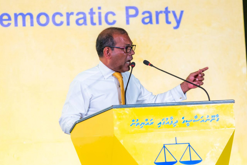 ނަޝީދާއި ޑިމޮކްރެޓްސްގެ ބޭފުޅުންނަށް މަރުހަބާ ކިޔަން އެމްޑީޕީން ބޭއްވި ޖަލްސާ: ދެ އަހަރަށް ފަހު ނަޝީދު ވަނީ އެނބުރި އެމްޑީޕީއަށް ގުޅިފައި -- ސަން ފޮޓޯ/ މޫސާ ނަދީމް