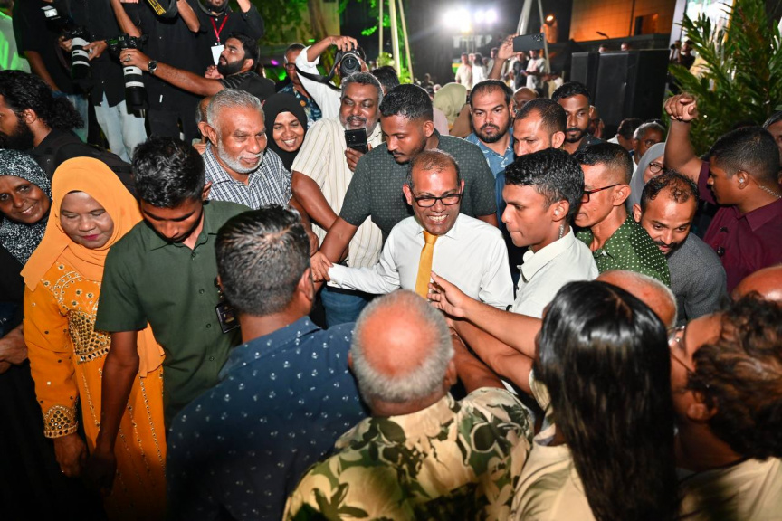 ނަޝީދާއި ޑިމޮކްރެޓްސްގެ ބޭފުޅުންނަށް މަރުހަބާ ކިޔަން އެމްޑީޕީން ބޭއްވި ޖަލްސާ: ދެ އަހަރަށް ފަހު ނަޝީދު ވަނީ އެނބުރި އެމްޑީޕީއަށް ގުޅިފައި -- ސަން ފޮޓޯ/ މޫސާ ނަދީމް