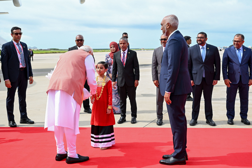 އިންޑިއާގެ ބޮޑުވަޒީރު ރާއްޖެ ވަޑައިގަތުމުން ރައީސް މުއިއްޒު މަރުހަބާ ވިދާޅުވަނީ: މި ދަތުރުފުޅުގެ ތެރެއިން ރާއްޖޭގެ މިނިވަން ދުވަހުގެ ހަރަކާތްތައް ޝަރަފުވެރިކޮށްދެއްވާނީ މޯދީ -- ފޮޓޯ/ ރައީސް އޮފީސް
