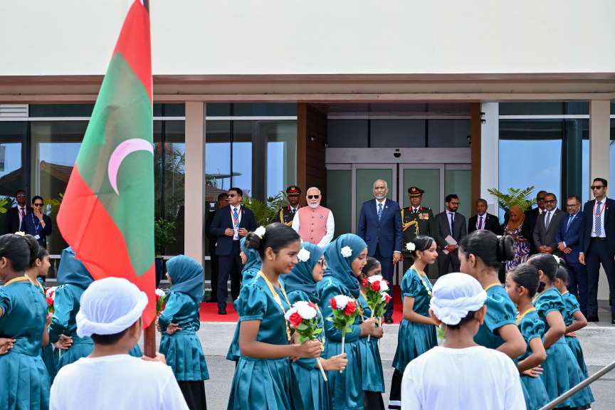 އިންޑިއާގެ ބޮޑުވަޒީރު ރާއްޖެ ވަޑައިގަތުމުން ރައީސް މުއިއްޒު މަރުހަބާ ވިދާޅުވަނީ: މި ދަތުރުފުޅުގެ ތެރެއިން ރާއްޖޭގެ މިނިވަން ދުވަހުގެ ހަރަކާތްތައް ޝަރަފުވެރިކޮށްދެއްވާނީ މޯދީ -- ފޮޓޯ/ ރައީސް އޮފީސް