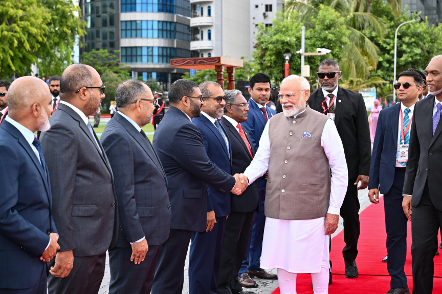 އިންޑިއާގެ ބޮޑުވަޒީރު ނަރެންދްރަ މޯދީއަށް ރަސްމީކޮށް މަރުހަބާ ދެންނެވުން: މިއީ ދެ ދުވަހުގެ ފުރަމާނަ ދަތުރުފުޅެއް -- ފޮޓޯ/ ރައީސް އޮފީސް