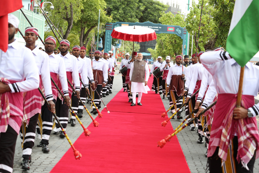 އިންޑިއާގެ ބޮޑުވަޒީރު ނަރެންދްރަ މޯދީއަށް ރަސްމީކޮށް މަރުހަބާ ދެންނެވުން: މިއީ ދެ ދުވަހުގެ ފުރަމާނަ ދަތުރުފުޅެއް -- ފޮޓޯ/ އެމްއެންޑީއެފް