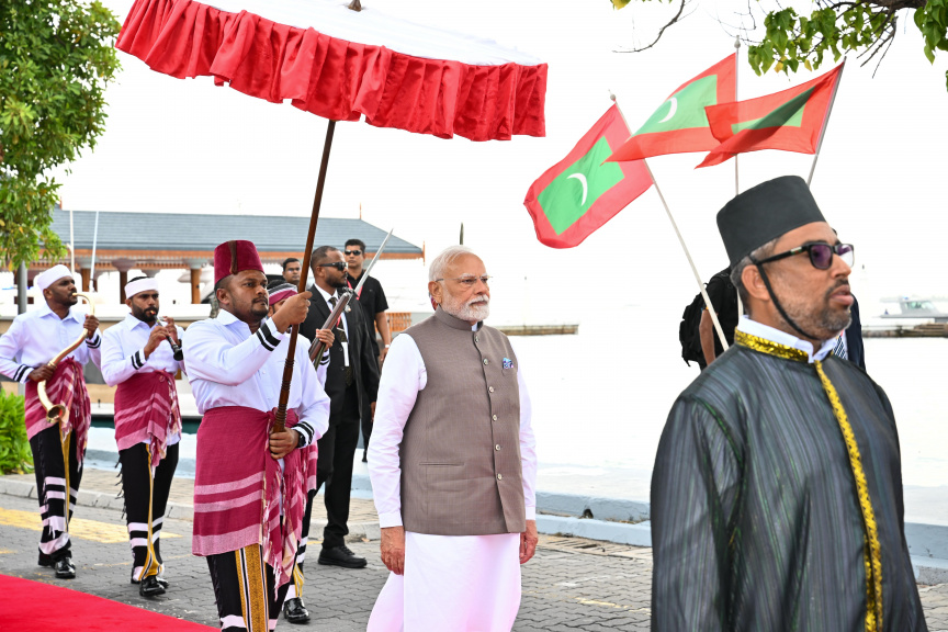 އިންޑިއާގެ ބޮޑުވަޒީރު ނަރެންދްރަ މޯދީއަށް ރަސްމީކޮށް މަރުހަބާ ދެންނެވުން: މިއީ ދެ ދުވަހުގެ ފުރަމާނަ ދަތުރުފުޅެއް -- ފޮޓޯ/ ރައީސް އޮފީސް