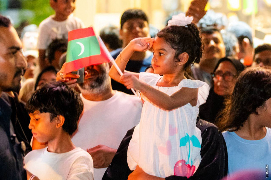މިނިވަން ދުވަސް ފާހަގަކުރުމުގެ ގޮތުން މިރޭ ކުރިއަށް ގެންދާ ފުޅަނދުބުރު. ފުޅަނދުބުރުގައި ކުޑަކުދިން ގަޔާވާފަދަ ގިނަ ކާޓޫން ކެރެކްޓާތައް ފެނުނުއިރު، ގިނަ ބަޔަކު ވަނީ މި ފުޅަނދުބުރު ބެލުމަށް މަގުތަކަށް އެއްވެފައި.
ފޮޓޯ/ މޫސާ ނަދީމް