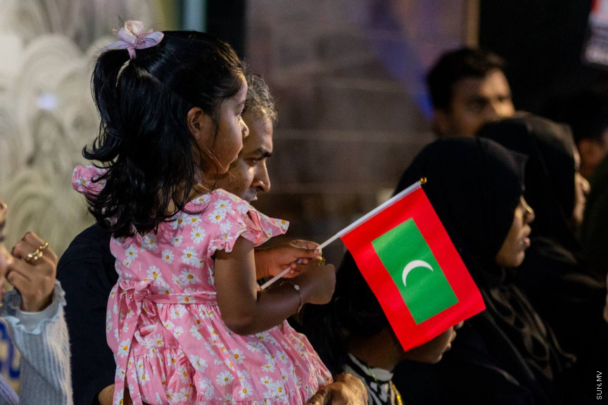 މިނިވަން ދުވަސް ފާހަގަކުރުމުގެ ގޮތުން މިރޭ ކުރިއަށް ގެންދާ ފުޅަނދުބުރު. ފުޅަނދުބުރުގައި ކުޑަކުދިން ގަޔާވާފަދަ ގިނަ ކާޓޫން ކެރެކްޓާތައް ފެނުނުއިރު، ގިނަ ބަޔަކު ވަނީ މި ފުޅަނދުބުރު ބެލުމަށް މަގުތަކަށް އެއްވެފައި.
ފޮޓޯ/ މޫސާ ނަދީމް