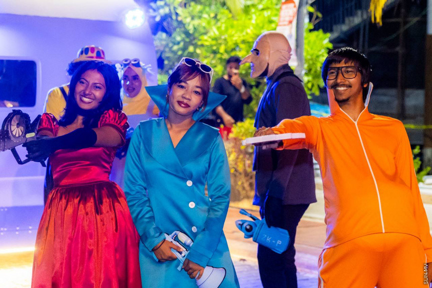 މިނިވަން ދުވަސް ފާހަގަކުރުމުގެ ގޮތުން މިރޭ ކުރިއަށް ގެންދާ ފުޅަނދުބުރު. ފުޅަނދުބުރުގައި ކުޑަކުދިން ގަޔާވާފަދަ ގިނަ ކާޓޫން ކެރެކްޓާތައް ފެނުނުއިރު، ގިނަ ބަޔަކު ވަނީ މި ފުޅަނދުބުރު ބެލުމަށް މަގުތަކަށް އެއްވެފައި.
ފޮޓޯ/ މޫސާ ނަދީމް