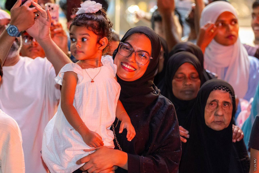 މިނިވަން ދުވަސް ފާހަގަކުރުމުގެ ގޮތުން މިރޭ ކުރިއަށް ގެންދާ ފުޅަނދުބުރު. ފުޅަނދުބުރުގައި ކުޑަކުދިން ގަޔާވާފަދަ ގިނަ ކާޓޫން ކެރެކްޓާތައް ފެނުނުއިރު، ގިނަ ބަޔަކު ވަނީ މި ފުޅަނދުބުރު ބެލުމަށް މަގުތަކަށް އެއްވެފައި.
ފޮޓޯ/ މޫސާ ނަދީމް