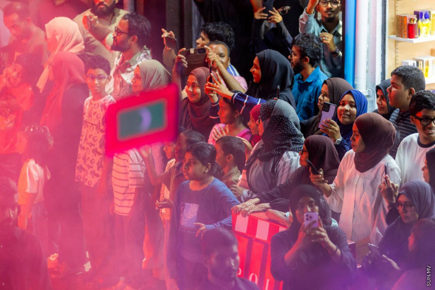 މިނިވަން ދުވަސް ފާހަގަކުރުމުގެ ގޮތުން މިރޭ ކުރިއަށް ގެންދާ ފުޅަނދުބުރު. ފުޅަނދުބުރުގައި ކުޑަކުދިން ގަޔާވާފަދަ ގިނަ ކާޓޫން ކެރެކްޓާތައް ފެނުނުއިރު، ގިނަ ބަޔަކު ވަނީ މި ފުޅަނދުބުރު ބެލުމަށް މަގުތަކަށް އެއްވެފައި.
ފޮޓޯ/ މޫސާ ނަދީމް