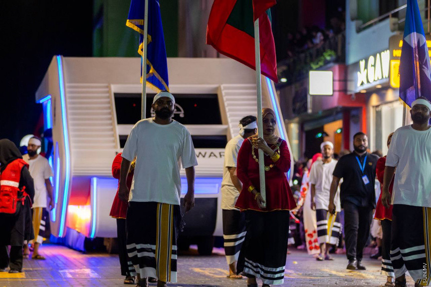 މިނިވަން ދުވަސް ފާހަގަކުރުމުގެ ގޮތުން މިރޭ ކުރިއަށް ގެންދާ ފުޅަނދުބުރު. ފުޅަނދުބުރުގައި ކުޑަކުދިން ގަޔާވާފަދަ ގިނަ ކާޓޫން ކެރެކްޓާތައް ފެނުނުއިރު، ގިނަ ބަޔަކު ވަނީ މި ފުޅަނދުބުރު ބެލުމަށް މަގުތަކަށް އެއްވެފައި.
ފޮޓޯ/ މޫސާ ނަދީމް
