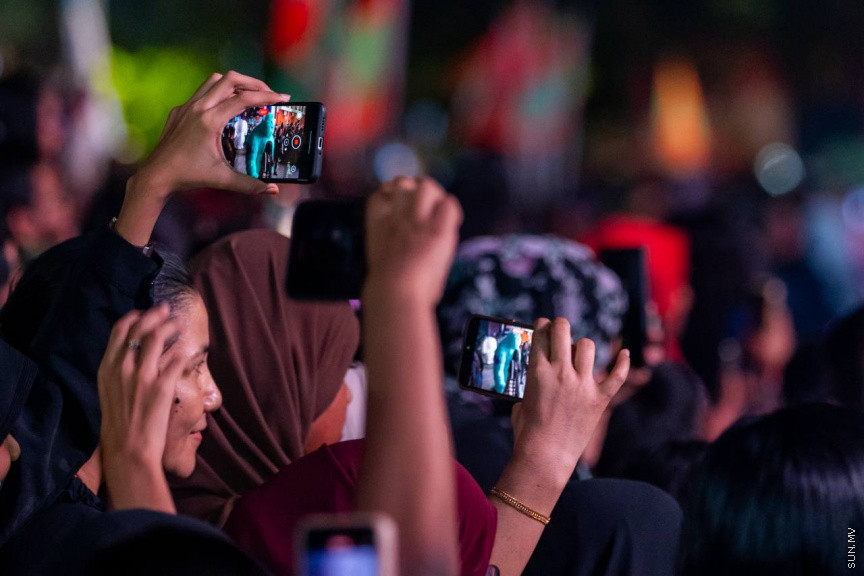 މިނިވަން ދުވަސް ފާހަގަކުރުމުގެ ގޮތުން މިރޭ ކުރިއަށް ގެންދާ ފުޅަނދުބުރު. ފުޅަނދުބުރުގައި ކުޑަކުދިން ގަޔާވާފަދަ ގިނަ ކާޓޫން ކެރެކްޓާތައް ފެނުނުއިރު، ގިނަ ބަޔަކު ވަނީ މި ފުޅަނދުބުރު ބެލުމަށް މަގުތަކަށް އެއްވެފައި.
ފޮޓޯ/ މޫސާ ނަދީމް