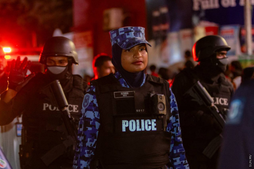 މިނިވަން ދުވަސް ފާހަގަކުރުމުގެ ގޮތުން މިރޭ ކުރިއަށް ގެންދާ ފުޅަނދުބުރު. ފުޅަނދުބުރުގައި ކުޑަކުދިން ގަޔާވާފަދަ ގިނަ ކާޓޫން ކެރެކްޓާތައް ފެނުނުއިރު، ގިނަ ބަޔަކު ވަނީ މި ފުޅަނދުބުރު ބެލުމަށް މަގުތަކަށް އެއްވެފައި.
ފޮޓޯ/ މޫސާ ނަދީމް