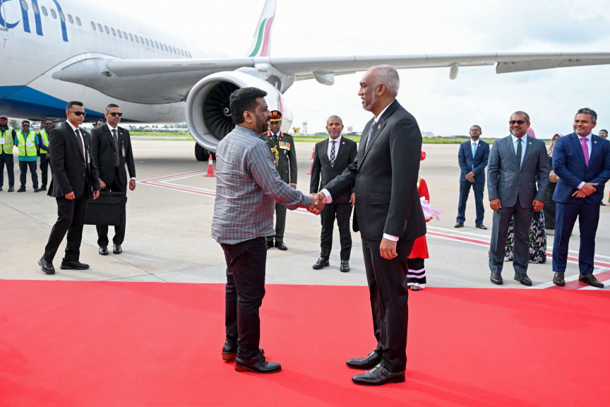 ފުރަމާނަ ދަތުރުފުޅުގައި ލަންކާގެ ރައީސް ރާއްޖެ ވަޑައިގަތުން: އެއާޕޯޓުން މަރުހަބާ ދެންނެވީ ރައީސް ޑރ. މުޙައްމަދު މުއިއްޒު-- ފޮޓޯ: ރައީސް އޮފީސް