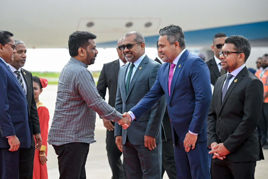 ފުރަމާނަ ދަތުރުފުޅުގައި ލަންކާގެ ރައީސް ރާއްޖެ ވަޑައިގަތުން: އެއާޕޯޓުން މަރުހަބާ ދެންނެވީ ރައީސް ޑރ. މުޙައްމަދު މުއިއްޒު-- ފޮޓޯ: ރައީސް އޮފީސް