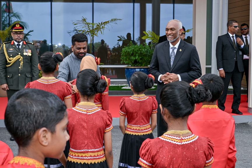 ފުރަމާނަ ދަތުރުފުޅުގައި ލަންކާގެ ރައީސް ރާއްޖެ ވަޑައިގަތުން: އެއާޕޯޓުން މަރުހަބާ ދެންނެވީ ރައީސް ޑރ. މުޙައްމަދު މުއިއްޒު-- ފޮޓޯ: ރައީސް އޮފީސް