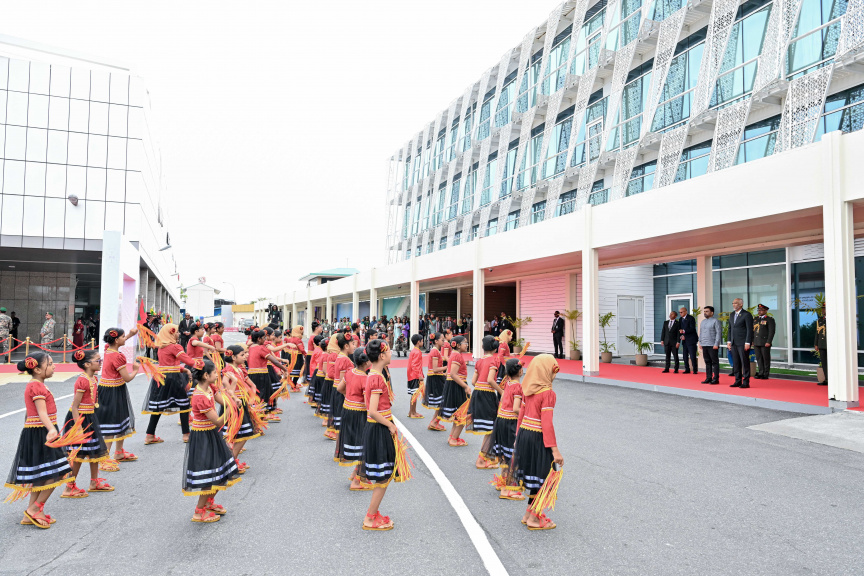 ފުރަމާނަ ދަތުރުފުޅުގައި ލަންކާގެ ރައީސް ރާއްޖެ ވަޑައިގަތުން: އެއާޕޯޓުން މަރުހަބާ ދެންނެވީ ރައީސް ޑރ. މުޙައްމަދު މުއިއްޒު-- ފޮޓޯ: ރައީސް އޮފީސް