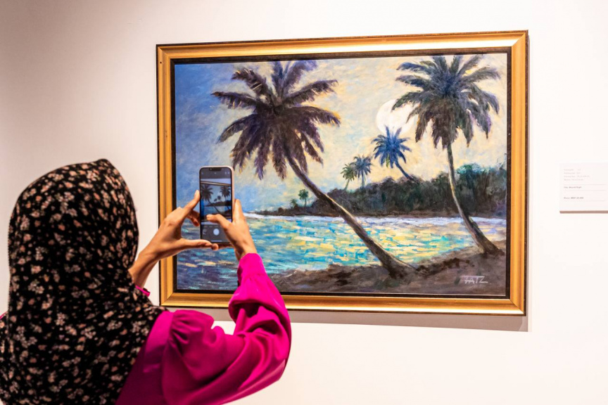 އިހުސާސް މައުރަޒުގެ ކުރެހުމެއް: ރާއްޖޭގެ އެކި މަންޒަރުތައް މި ކުރެހުންތަކުން ދައްކުވައިދޭ -- ސަން ފޮޓޯ/ މޫސާ ނަދީމް 