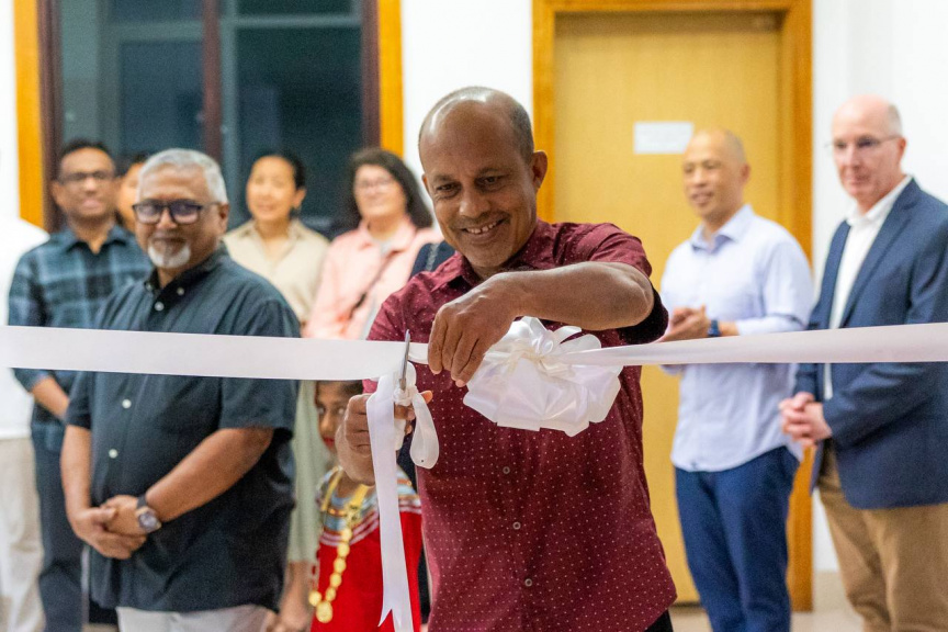 'އިހުސާސް މައުރަޒު ހުޅުވުން: މައުރަޒު ހުޅުވައިދެއްވީ އެޗްޑީސީގެ ކުރީގެ އެމްޑީ އަދި އާޓިސްޓެއް ކަމަށްވާ މައުރޫފް ޖަމީލް -- ސަން ފޮޓޯ/ މޫސާ ނަދީމް 