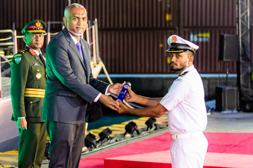 ތުރުކީން ރާއްޖެއަށް ހަދިޔާކުރި މަނަވަރު ރަސްމީކޮށް އެމްއެންޑީއެފާ ހަވާލުކުރުމަށް ބޭއްވި ރަސްމިއްޔާތުގައި މަނަވަރުގެ ކޮމާންޑަރަށް ދިދަ ހަވާލުކުރުން -- ސަން ފޮޓޯ: މޫސާ ނަދީމް