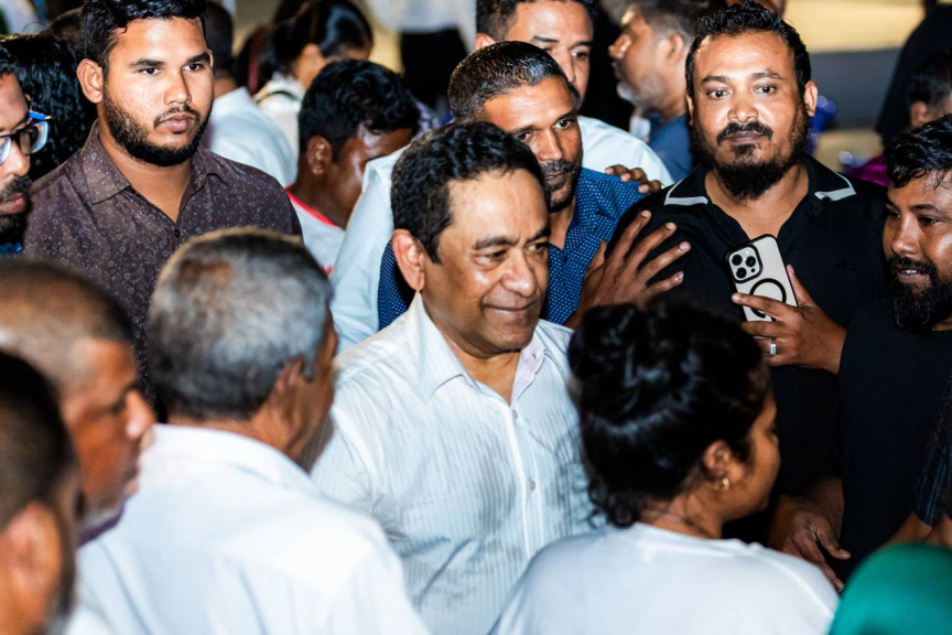 21 އޯގަސްޓު 2025: ކުރީގެ ރައީސް އަބްދުﷲ ޔާމީން އިސްވެ އުފެއްދެވި ޕީއެންއެފުން ބޭއްވި "ވޭކްއަޕް" ޖަލްސާއަށް އެ މަނިކުފާނު ވަޑައިގަންނަވަނީ -- ސަން ފޮޓޯ: މޫސާ ނަދީމް