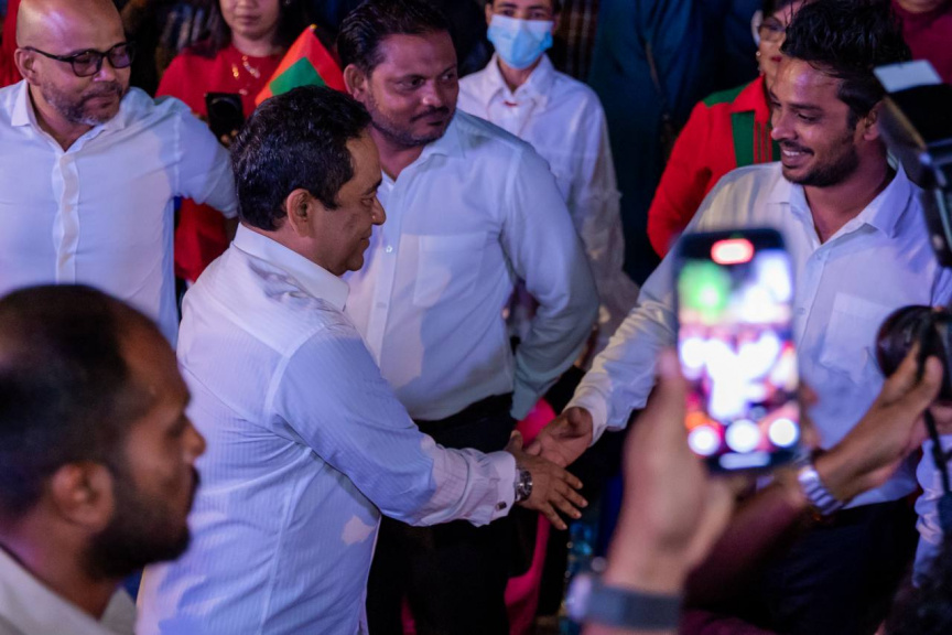 21 އޯގަސްޓު 2025: ކުރީގެ ރައީސް އަބްދުﷲ ޔާމީން އިސްވެ އުފެއްދެވި ޕީއެންއެފުން ބޭއްވި "ވޭކްއަޕް" ޖަލްސާއަށް އެ މަނިކުފާނު ވަޑައިގަންނަވަނީ -- ސަން ފޮޓޯ: މޫސާ ނަދީމް