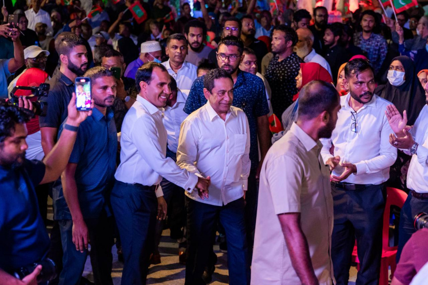 21 އޯގަސްޓު 2025: ކުރީގެ ރައީސް އަބްދުﷲ ޔާމީން އިސްވެ އުފެއްދެވި ޕީއެންއެފުން ބޭއްވި "ވޭކްއަޕް" ޖަލްސާއަށް އެ މަނިކުފާނު ވަޑައިގަންނަވަނީ -- ސަން ފޮޓޯ: މޫސާ ނަދީމް