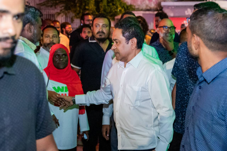 21 އޯގަސްޓު 2025: ކުރީގެ ރައީސް އަބްދުﷲ ޔާމީން އިސްވެ އުފެއްދެވި ޕީއެންއެފުން ބޭއްވި "ވޭކްއަޕް" ޖަލްސާއަށް އެ މަނިކުފާނު ވަޑައިގަންނަވަނީ -- ސަން ފޮޓޯ: މޫސާ ނަދީމް