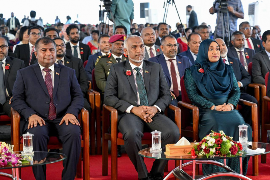 ގައުމީ ދުވަހުގެ ޖަލްސާގައި ރައީސާއި އަނބިކަނބަލުންނާއި ދިވެހިބަހާއި ސަގާފަތާ ބެހޭ މިނިސްޓަރު އާދަމް ނަސީރު އިބްރާހީމް -- ފޮޓޯ/ ރައީސް އޮފީސް