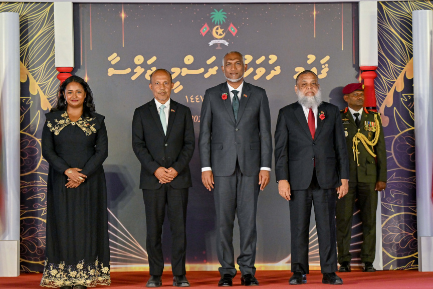 ގައުމީ ދުވަހުގެ ޖަލްސާގެ ތެރެއިން: ޝަރަފުވެރިކަމުގެ ޤައުމީ އިނާމު ތިން ބޭފުޅަކަށް އަރުވައިފައިވޭ -- ފޮޓޯ/ ރައީސް އޮފީސް 
