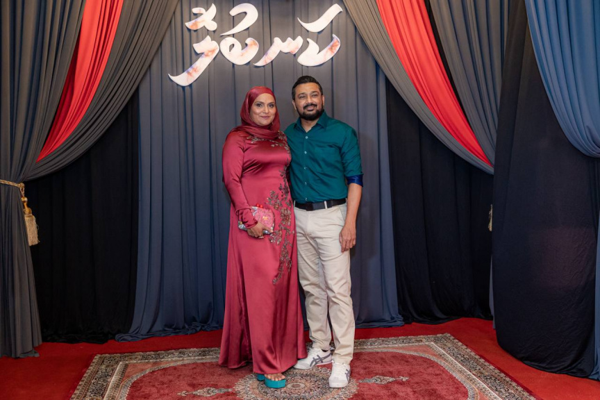 ކަނބުލޮގެ ޕްރިމިއާގައި އެކްޓަރު މުހައްމަދު މަނިކާއި އަންހެނުން އަދި އެކްޓަރު ޝީލާ ނަޖީބު -- ސަން ފޮޓޯ/ މޫސާ ނަދީމް