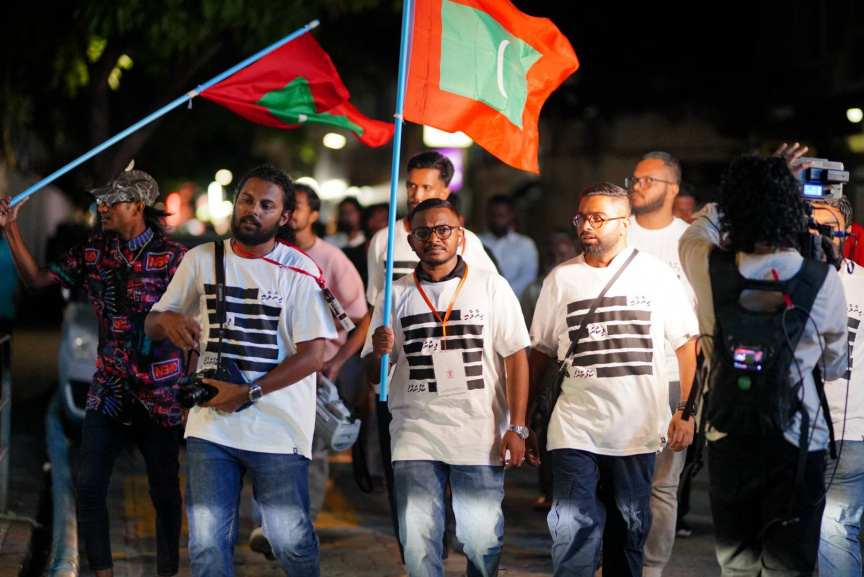 މީޑިއާތައް ކޮންޓްރޯލް ކުރާ ބިލާ ދެކޮޅަށް ނޫސްވެރިންނާއި، ހިޔާލު ފާޅުކުރުމުގެ މިނިވަން ކަމުގެ ދިފާއުގައި މަސައްކަތް ކުރާ މީހުން އަޑުއުފުލުން--- ސަން ފޮޓޯ: އަޙްމަދު ފިރިޔަލް 
