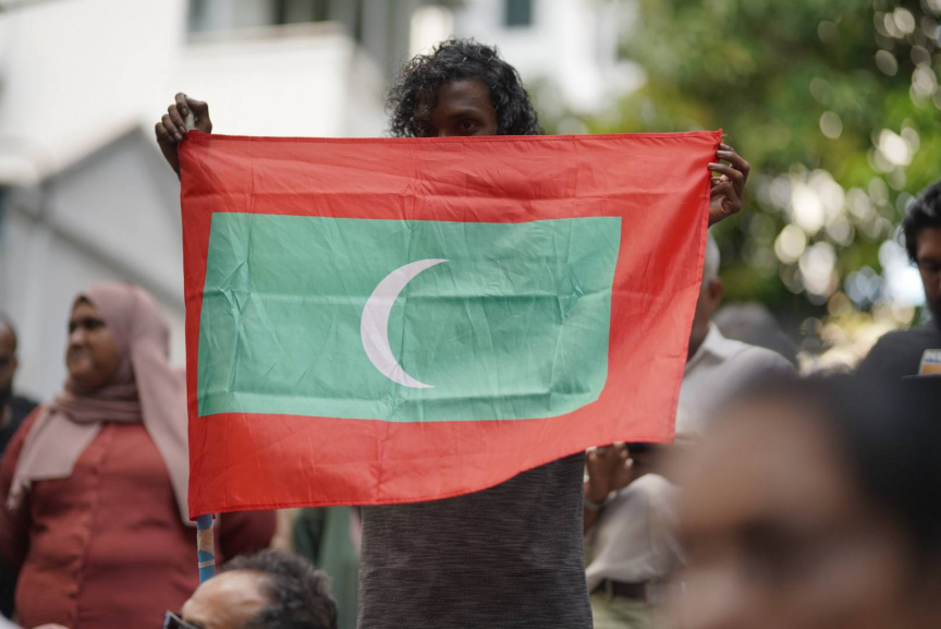 މީޑިއާތައް ކޮންޓްރޯލް ކުރާ ބިލާ ދެކޮޅަށް ނޫސްވެރިންނާއި، ހިޔާލު ފާޅުކުރުމުގެ މިނިވަން ކަމުގެ ދިފާއުގައި މަސައްކަތް ކުރާ މީހުން އަޑުއުފުލުން--- ސަން ފޮޓޯ: އަޙްމަދު ފިރިޔަލް 
