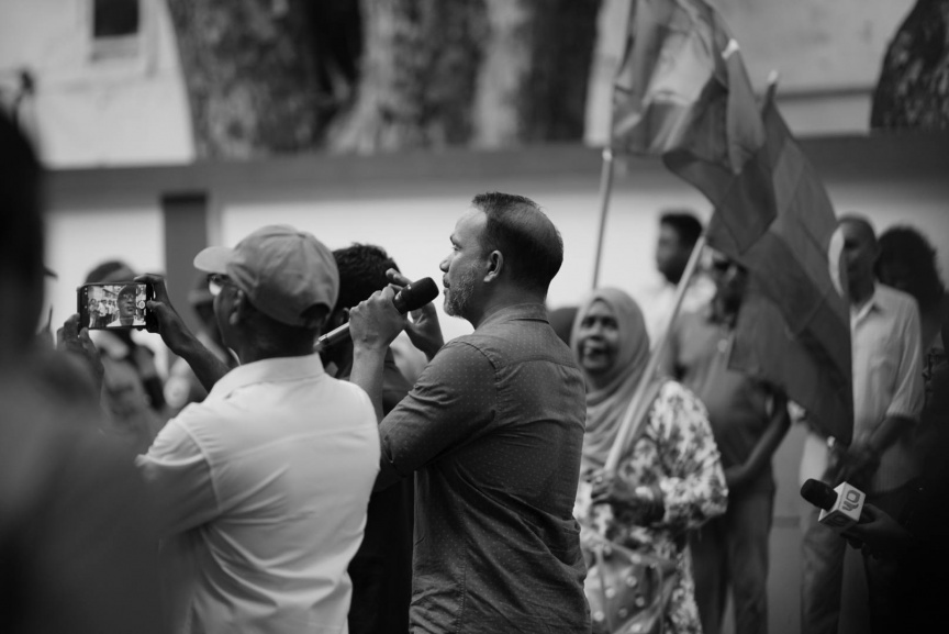 މީޑިއާތައް ކޮންޓްރޯލް ކުރާ ބިލާ ދެކޮޅަށް ނޫސްވެރިންނާއި، ހިޔާލު ފާޅުކުރުމުގެ މިނިވަން ކަމުގެ ދިފާއުގައި މަސައްކަތް ކުރާ މީހުން އަޑުއުފުލުން--- ސަން ފޮޓޯ: އަޙްމަދު ފިރިޔަލް 
